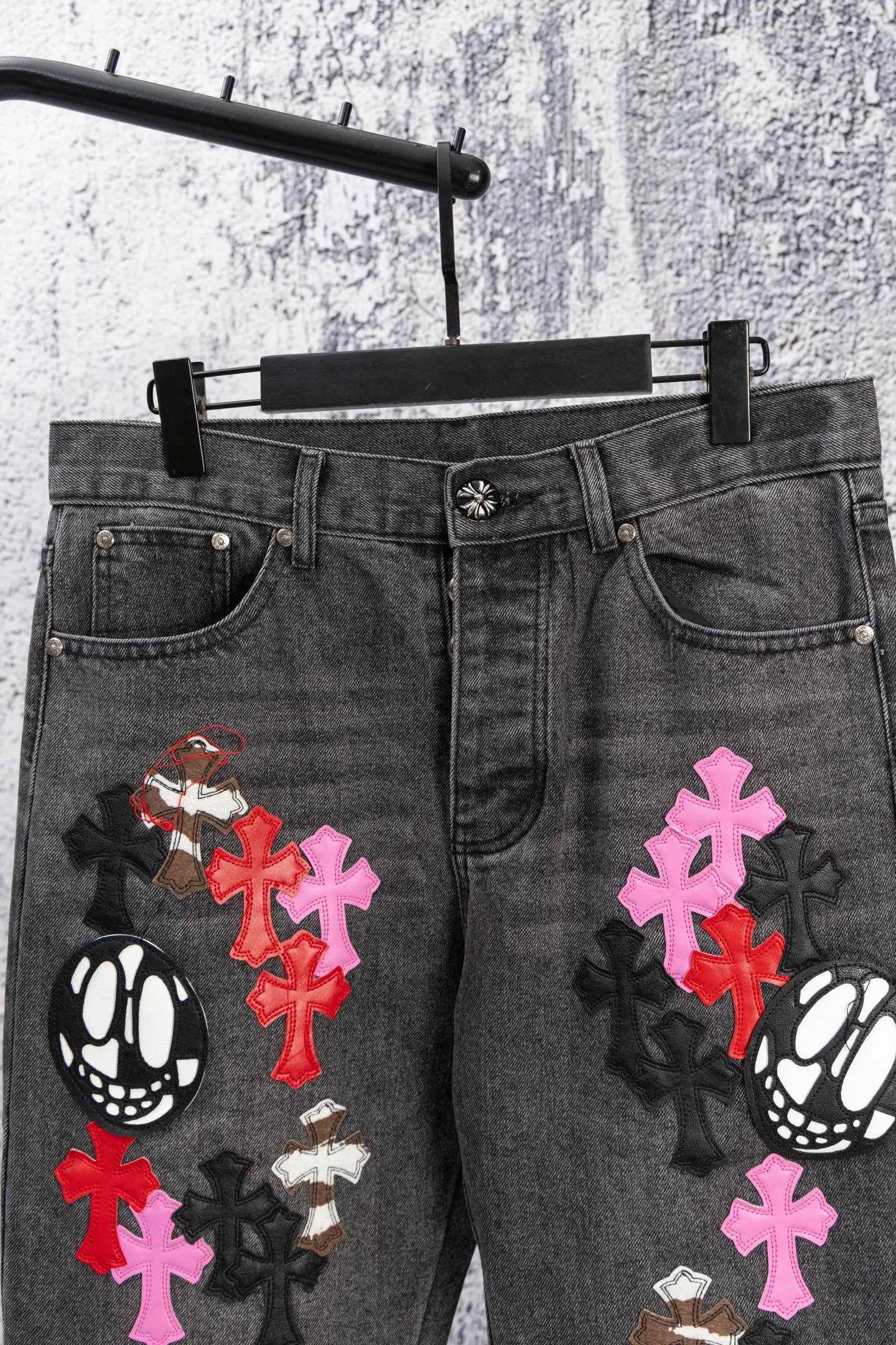 P290 Chromehearts CH Limited Edition Grimace Ox King Colorful Cross Patched Leather Cow King Jeans Cool brother and sister’s favorite pair, Grimace Cross Patch Leather Jeans. It can be said to be the real Ox King, ultra-limited and rare. The counter price is 34W level, patchwork cross pattern embellishment, washed jeans! ! An absolutely high-end luxury product, a 1.9W-level god-level single product, a super popular product, made by top heavy industry, a magic weapon that cannot be missed! [About Zangyin] This is an extremely luxurious fashion brand that can also be called the aristocracy of the high street. It has always been an exclusive brand for some hipsters or rich second generations. Compared with ordinary high streets, it is more luxurious and noble. Compared with luxury brands, it is more fashionable and individual. It has always been a brand that I have a special liking for. [Top heavy industry fashion design] Consistently high-street luxury style. Speaking of this style, the Zangyin family and GU family are definitely the leading representative brands. Especially the Zangyin family has really achieved a state-of-the-art effect in creating high-street style. The unique washed material is used to create this style. The color system is already quite eye-catching. After it is decorated with patchwork cross flowers, it cleverly highlights the charm of the brand. Secondly, this style uses classic The high-waist cutting design highlights the long legs and fashionable temperament of the upper body. The brand is highly recognizable and the slim fit configuration is more suitable for daily wear. It is a product that interprets personality, fashion, and specifications at a glance. This single product is enough to make any fan excited. It can be a white T-shirt for a youthful college style, or a tight suspender for a royal style. It has strong matching ability and can be easily controlled by men.  [Materials and craftsmanship] Needless to say, this point goes without saying. As an excellent craftsman brand, Zangyin’s requirements for details and craftsmanship are really perfect. The washed color of this model has gone through so many processes, not to mention the embellishment of denim appliques. It is also purely hand-made and sewn. Just like what they believe in, only hand-made things have soul and have the meaning of wear. A top-notch heavy-duty fashionable denim item, I look forward to your perfect interpretation! !  Color: Picture color Size: 28-36